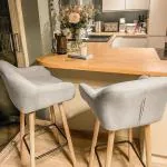 Barpallar Kökspallar Set om 2 Beige av Linne och Bokträ för Kök och Bar Bistropall med Sittdynor och Fotstöd Bekväm Design